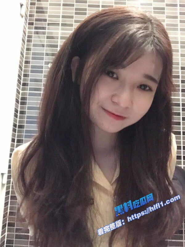 越南大奶美女情趣服自慰片泄漏 一脸淫荡的表情 渴望一个男人来操她！2