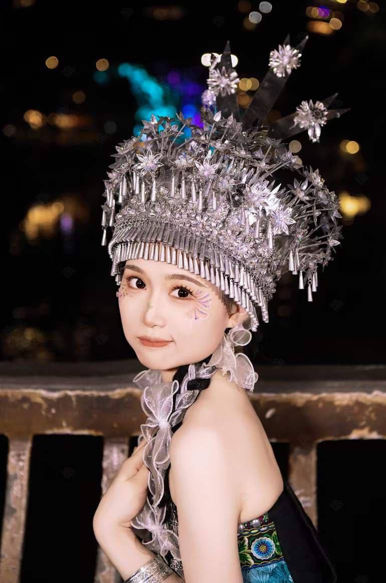 美女口交-最近超火万人求的少数民族服装妹子，露脸口交最后被男主口爆1.jpg