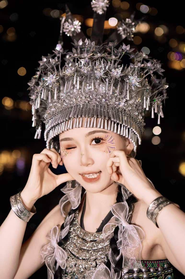美女口交-最近超火万人求的少数民族服装妹子，露脸口交最后被男主口爆2.jpg