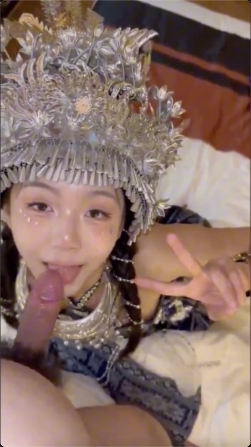 美女口交-最近超火万人求的少数民族服装妹子，露脸口交最后被男主口爆3.jpg