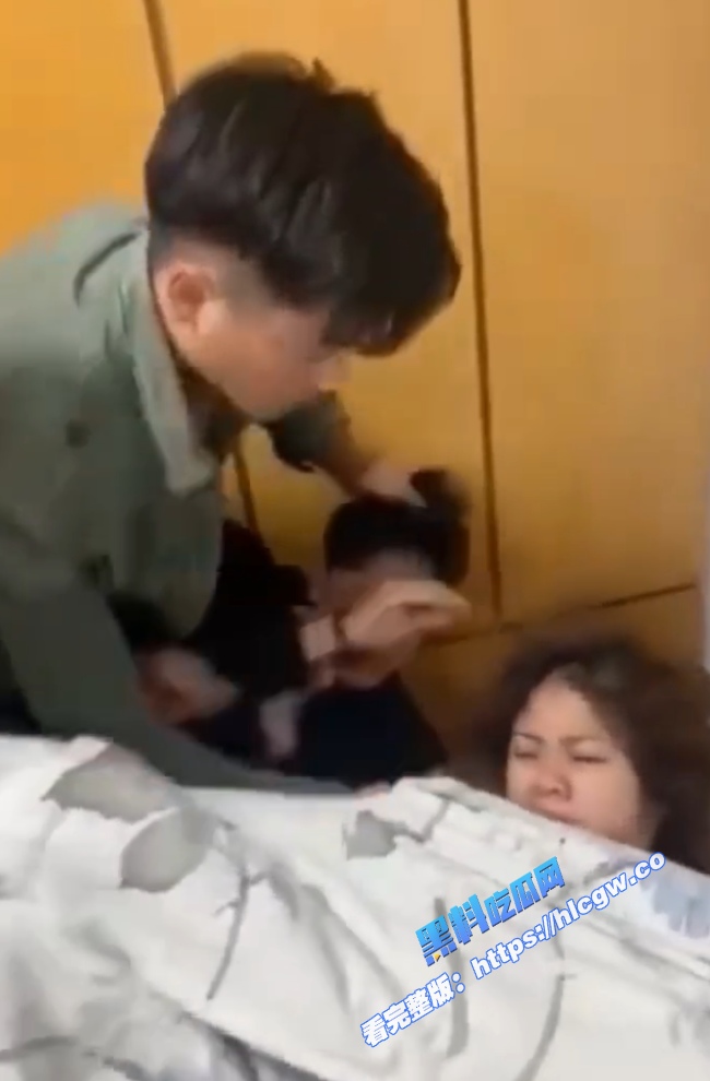 捉奸现场曝光！这骚逼逼毛浓，指定好色淫荡！还专门吸引帅哥，老公小三颜值都不差，问题是这女的长得真几把一般！图3