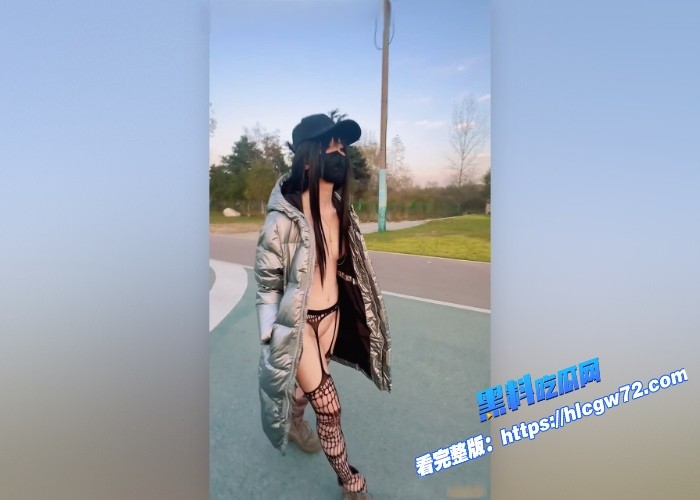 西萌工作室女神户外露出白虎柚柚蓝天白云下大马路上大胆露出真是野到不行的骚婊子 图3
