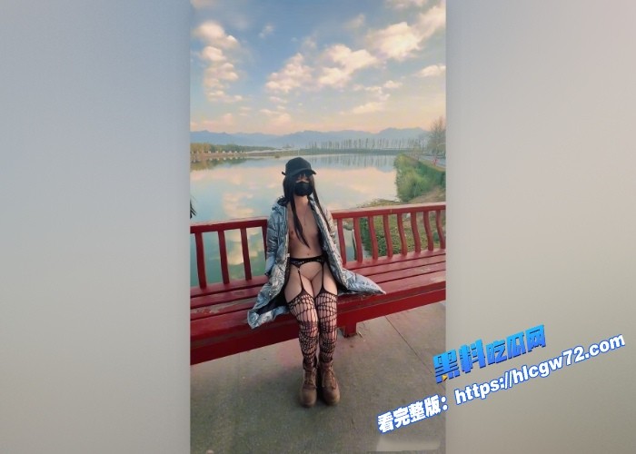 西萌工作室女神户外露出白虎柚柚蓝天白云下大马路上大胆露出真是野到不行的骚婊子 图4