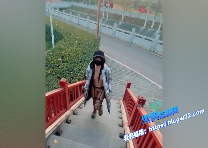 西萌工作室女神户外露出白虎柚柚蓝天白云下大马路上大胆露出真是野到不行的骚婊子 图8