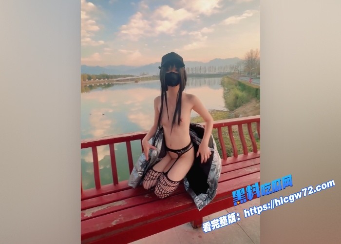 西萌工作室女神户外露出白虎柚柚蓝天白云下大马路上大胆露出真是野到不行的骚婊子 图9