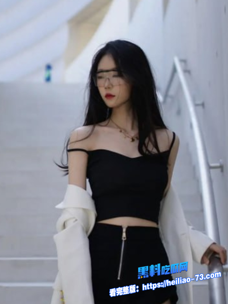 性感黑丝女仆跪舔主人鸡巴 后入蜜桃臀猛干到腿软 太骚了!1 性感黑丝女仆跪舔主人鸡巴 后入蜜桃臀猛干到腿软 太骚了!1