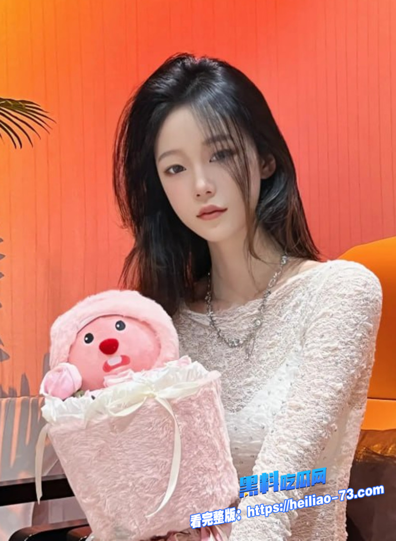 性感黑丝女仆跪舔主人鸡巴 后入蜜桃臀猛干到腿软 太骚了!2 性感黑丝女仆跪舔主人鸡巴 后入蜜桃臀猛干到腿软 太骚了!2