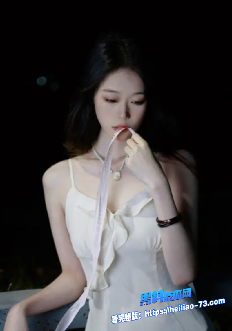 性感黑丝女仆跪舔主人鸡巴 后入蜜桃臀猛干到腿软 太骚了!4 性感黑丝女仆跪舔主人鸡巴 后入蜜桃臀猛干到腿软 太骚了!4