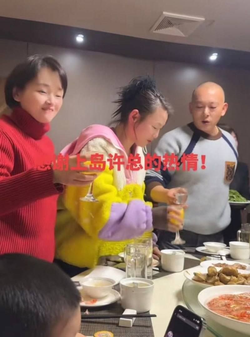 江苏海安曲塘彻底爆火全网！两名高颜值网红竟然心甘情愿两女共侍一夫！