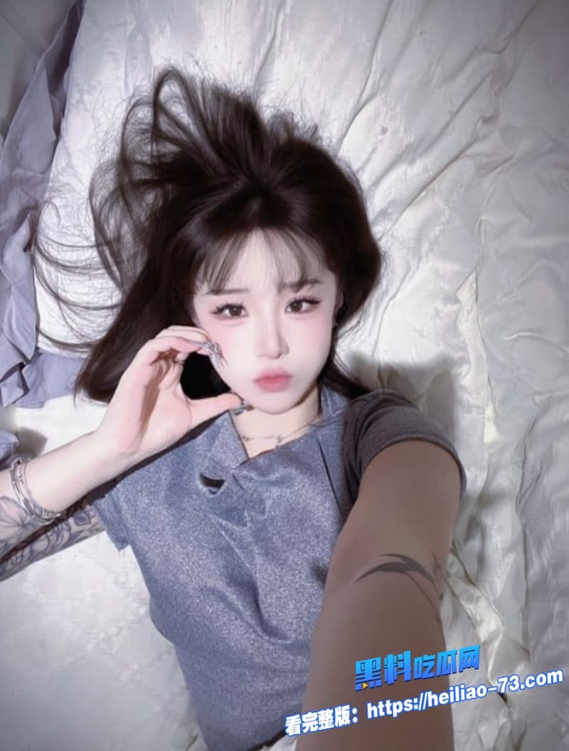 高颜值纹身精神小妹白天擦边抖音直播晚上给榜一大哥自拍定制福利私下被金主无套猛操到腿软4 高颜值纹身精神小妹白天擦边抖音直播晚上给榜一大哥自拍定制福利私下被金主无套猛操到腿软4