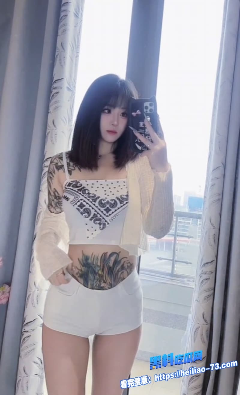 高颜值纹身精神小妹白天擦边抖音直播晚上给榜一大哥自拍定制福利私下被金主无套猛操到腿软5 高颜值纹身精神小妹白天擦边抖音直播晚上给榜一大哥自拍定制福利私下被金主无套猛操到腿软5