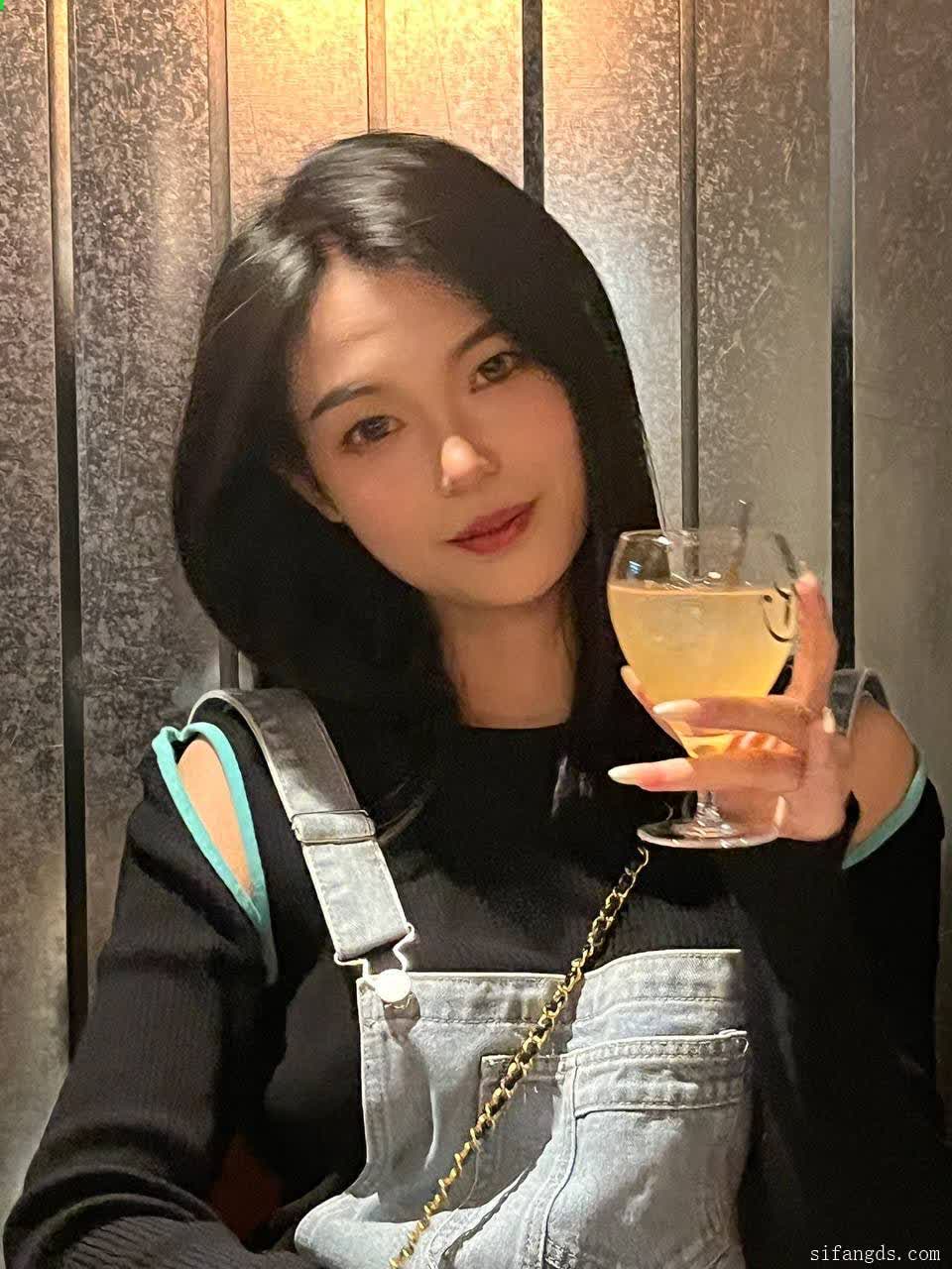 云南高校高挑美乳美女被渣男招聘模特套路！脱光洗澡展示