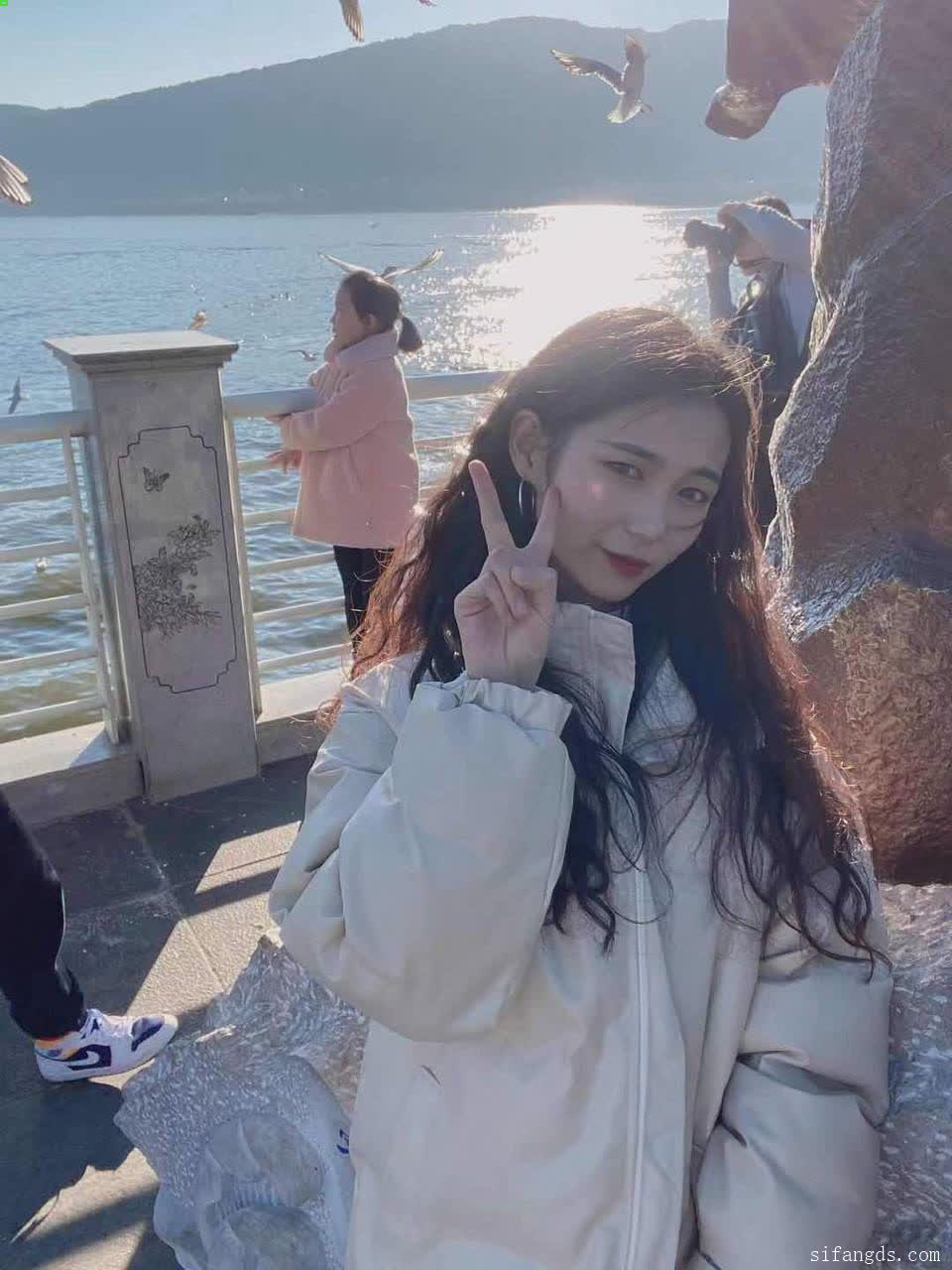 云南高校高挑美乳美女被渣男招聘模特套路！脱光洗澡展示