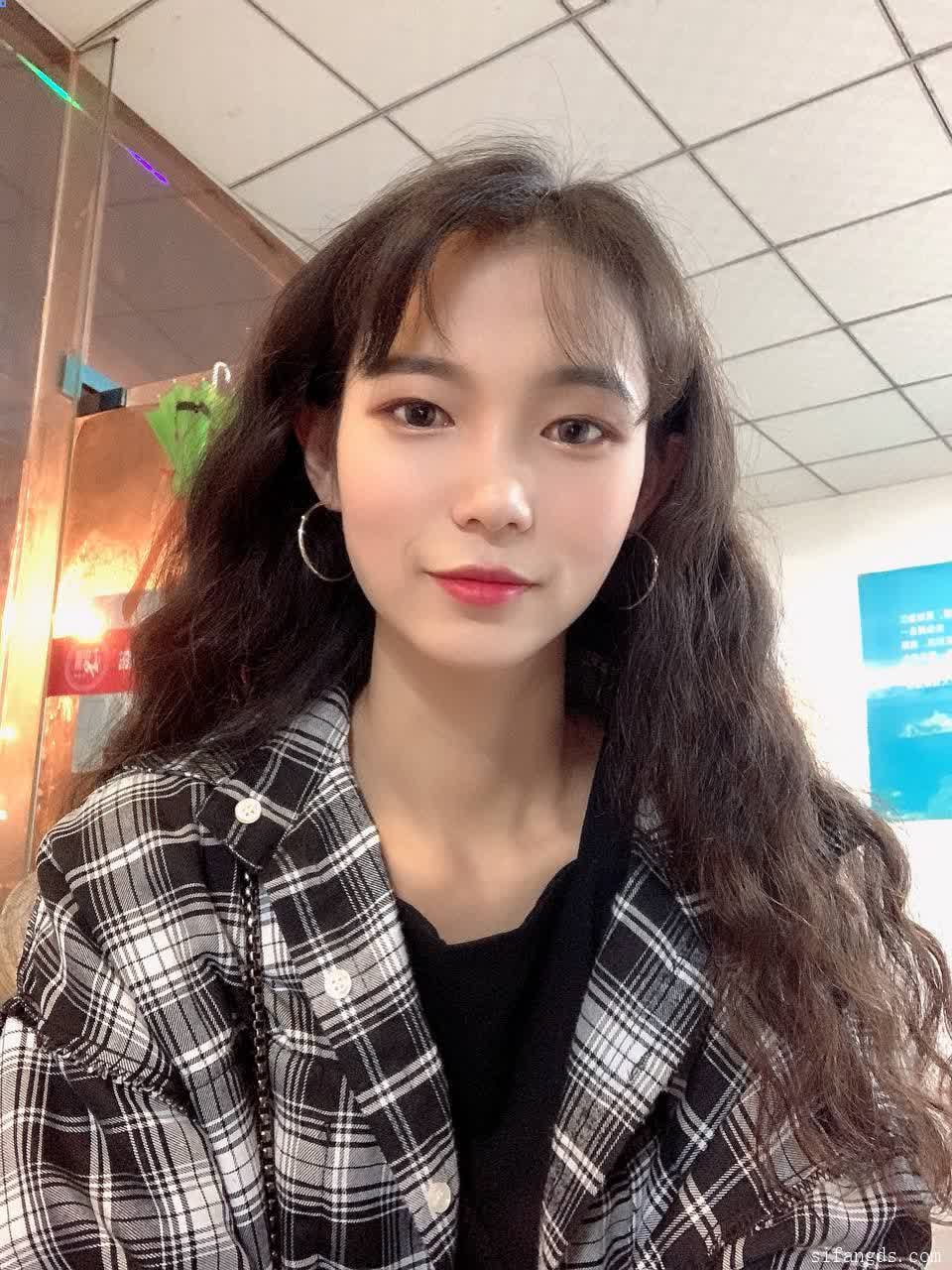 云南高校高挑美乳美女被渣男招聘模特套路！脱光洗澡展示