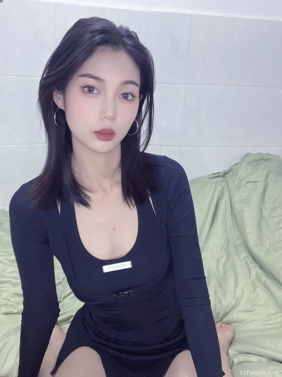 云南高校高挑美乳美女被渣男招聘模特套路！脱光洗澡展示