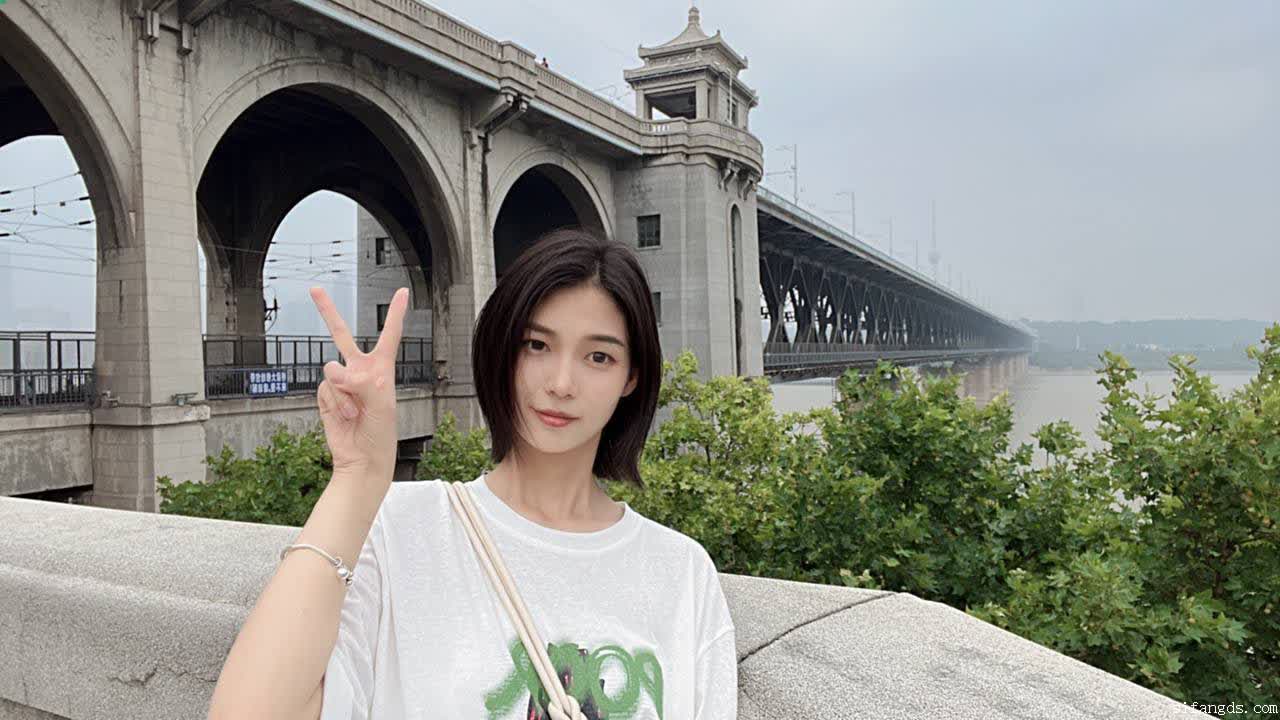 云南高校高挑美乳美女被渣男招聘模特套路！脱光洗澡展示