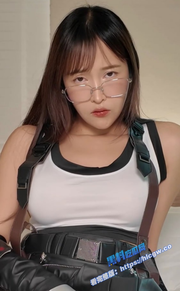 OnlyFans人气反差网黄 cos最终幻想里的蒂法 带着眼镜骚气十足 眼神诱惑至极 用假鸡吧疯狂抽插自己的小穴 淫水直喷！图1