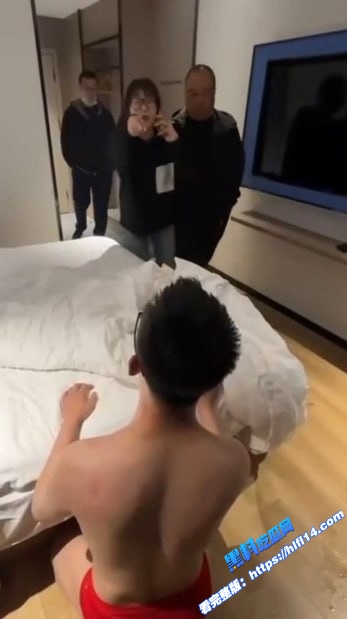潍坊普斯轻奢酒店8203房抓小三完整视频：男友美团订房留女友号，捉奸现场笑翻全网！图2