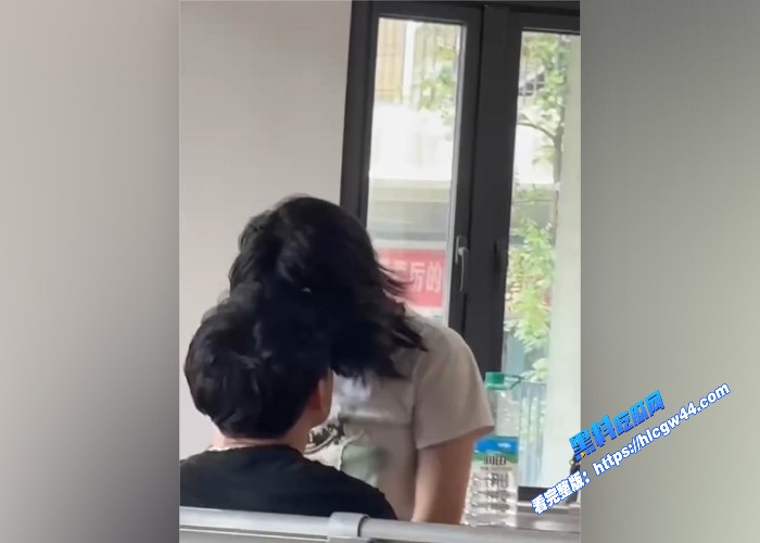 大学教室秒变偶像剧学生情侣在课间休息时间在教室旁如无人调情亲热现在的年轻人简直太会玩了 图3WH700x500px