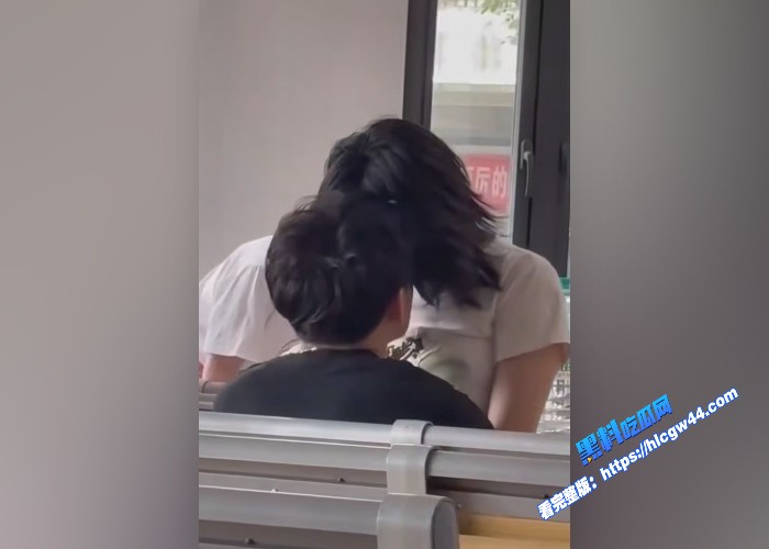 大学教室秒变偶像剧学生情侣在课间休息时间在教室旁如无人调情亲热现在的年轻人简直太会玩了 图4WH700x500px