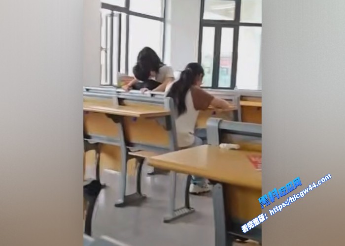 大学教室秒变偶像剧学生情侣在课间休息时间在教室旁如无人调情亲热现在的年轻人简直太会玩了 图5WH700x500px