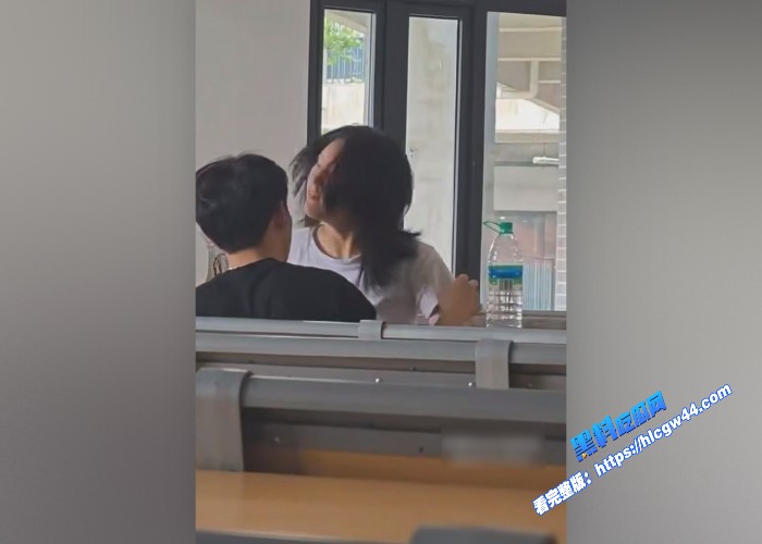 大学教室秒变偶像剧学生情侣在课间休息时间在教室旁如无人调情亲热现在的年轻人简直太会玩了 图6WH700x500px
