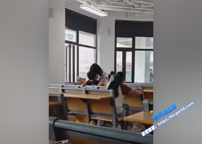 大学教室秒变偶像剧学生情侣在课间休息时间在教室旁如无人调情亲热现在的年轻人简直太会玩了 图7WH700x500px