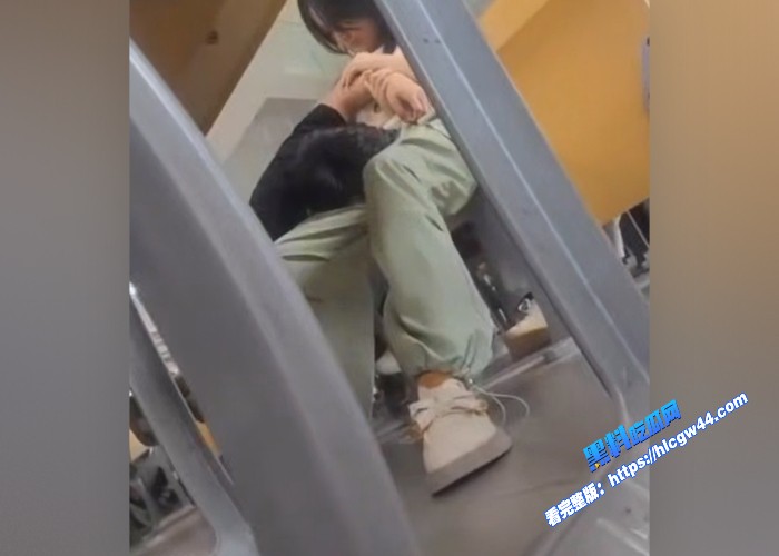 大学教室秒变偶像剧学生情侣在课间休息时间在教室旁如无人调情亲热现在的年轻人简直太会玩了 图8WH700x500px