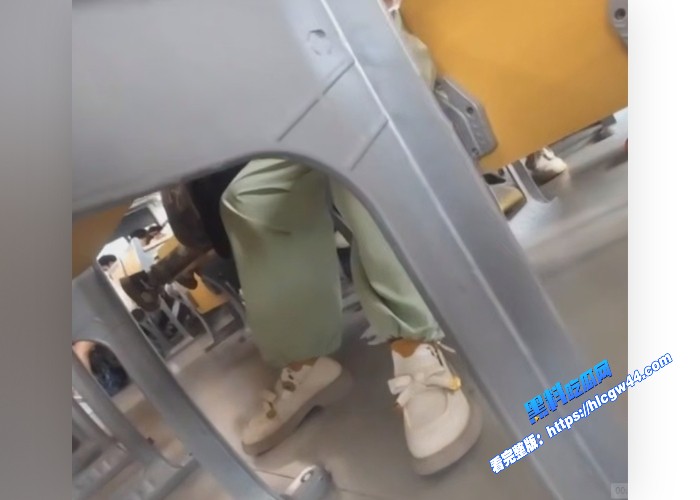 大学教室秒变偶像剧学生情侣在课间休息时间在教室旁如无人调情亲热现在的年轻人简直太会玩了 图10WH700x500px