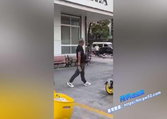 浙江嘉兴 斜西街和安乐路口 多人街头持械斗殴 双方手拿菜刀等各种武器混战 围观女子拿起电话报警1