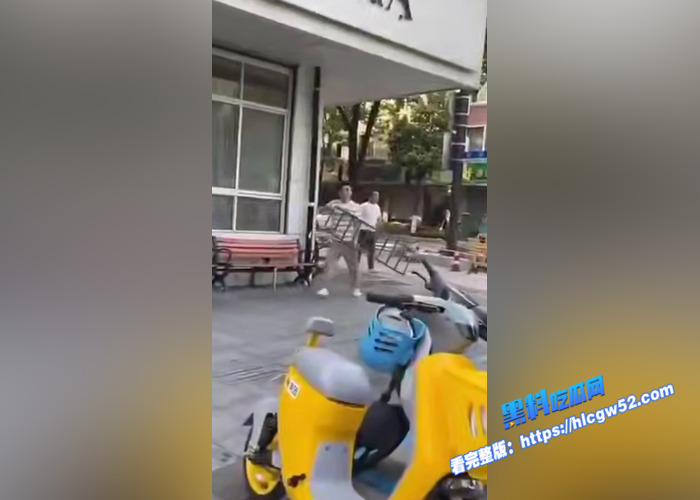 浙江嘉兴 斜西街和安乐路口 多人街头持械斗殴 双方手拿菜刀等各种武器混战 围观女子拿起电话报警4