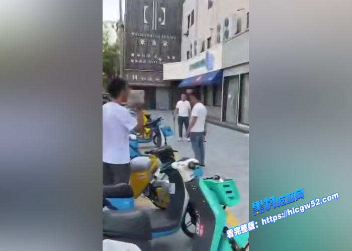 浙江嘉兴 斜西街和安乐路口 多人街头持械斗殴 双方手拿菜刀等各种武器混战 围观女子拿起电话报警5