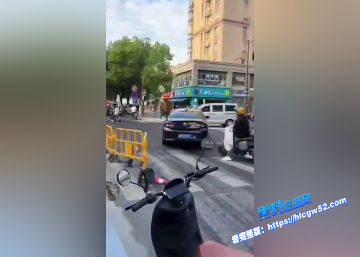 浙江嘉兴 斜西街和安乐路口 多人街头持械斗殴 双方手拿菜刀等各种武器混战 围观女子拿起电话报警6