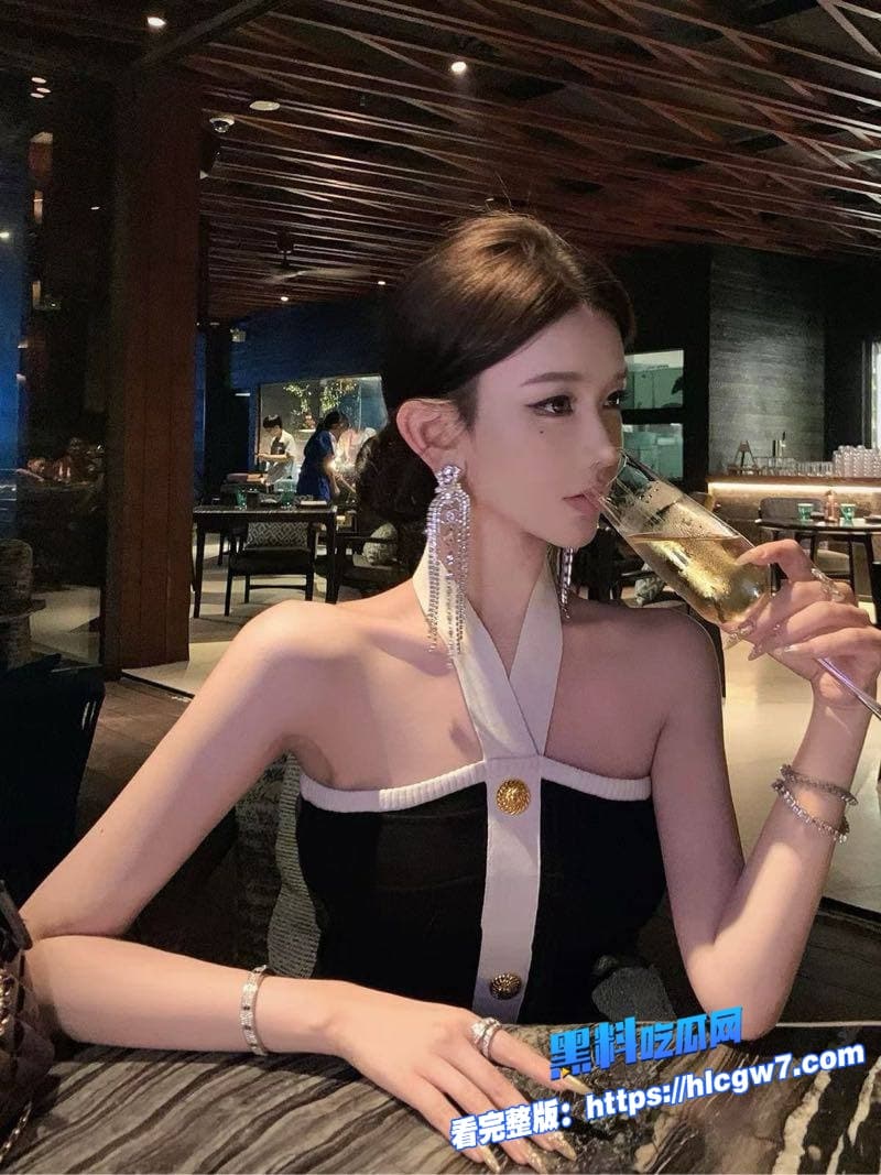 海角姐弟乱伦黑丝姐姐化身女仆勾引弟弟厨房灶台后入客厅骑乘内射高潮一波接一波2