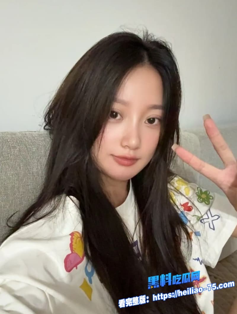 真实兄妹乱伦亲哥哥猛操清纯妹妹无套内射骚穴操得她浪叫不止整个画面既淫荡又诱惑1
