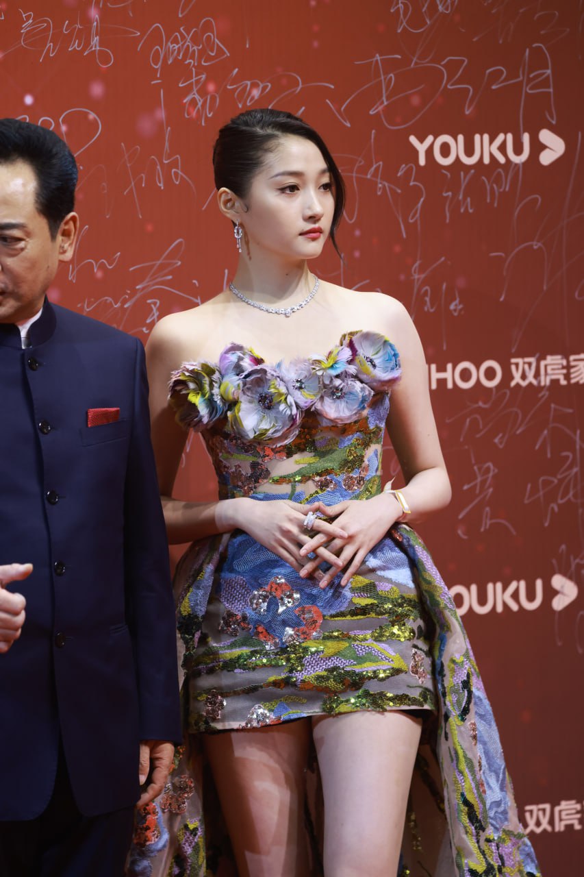 关晓彤户外运动美腿抓拍