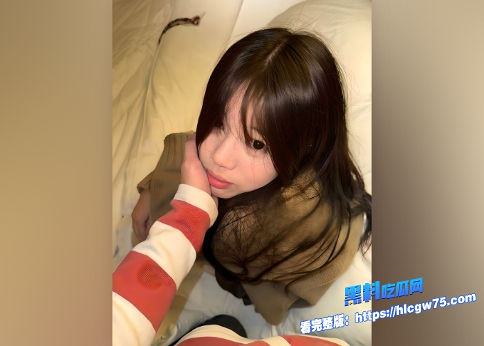 武汉富二代调教高颜值极品女大黑色情趣内衣极致诱惑跪在落地镜前忘情口交5 武汉富二代调教高颜值极品女大黑色情趣内衣极致诱惑跪在落地镜前忘情口交5