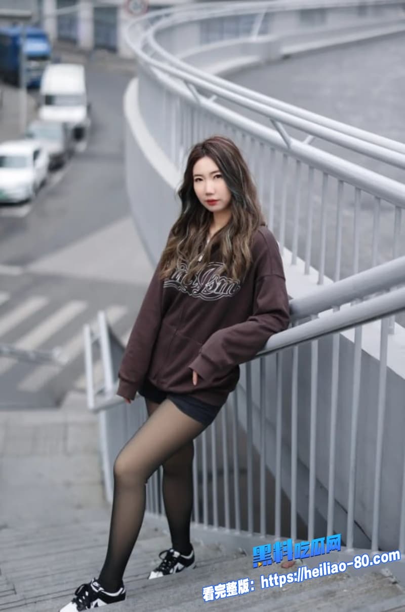 极品巨乳妹在厕所偷偷自慰偶遇硬汉后直接搞了起来翘起臀部遭巨屌后入疯狂抽插整个过程太刺激了2