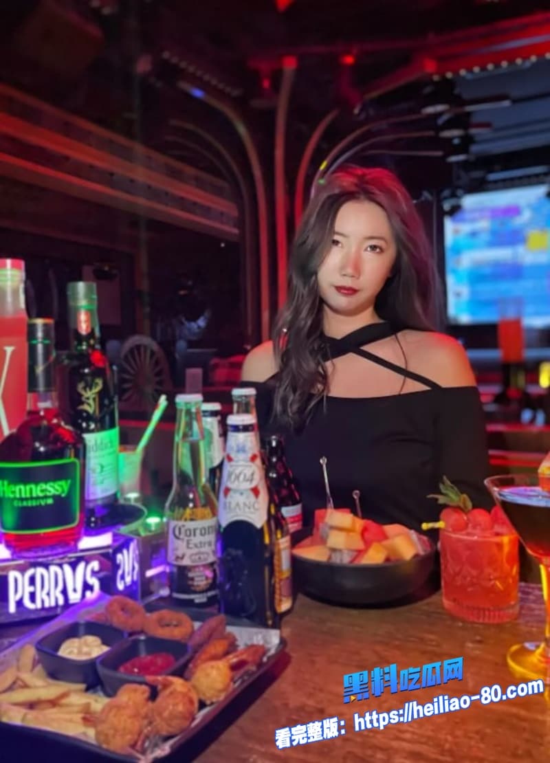 极品巨乳妹在厕所偷偷自慰偶遇硬汉后直接搞了起来翘起臀部遭巨屌后入疯狂抽插整个过程太刺激了3