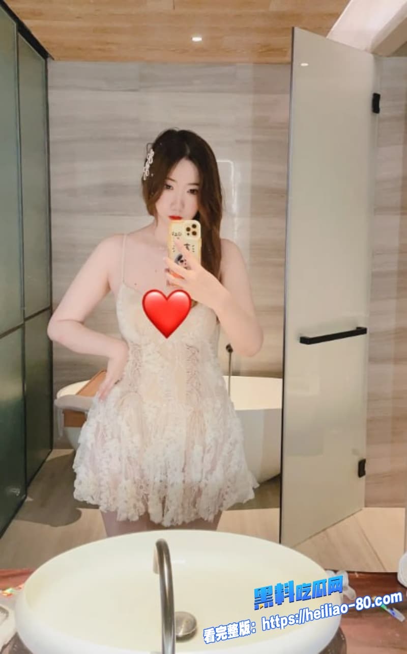 极品巨乳妹在厕所偷偷自慰偶遇硬汉后直接搞了起来翘起臀部遭巨屌后入疯狂抽插整个过程太刺激了4