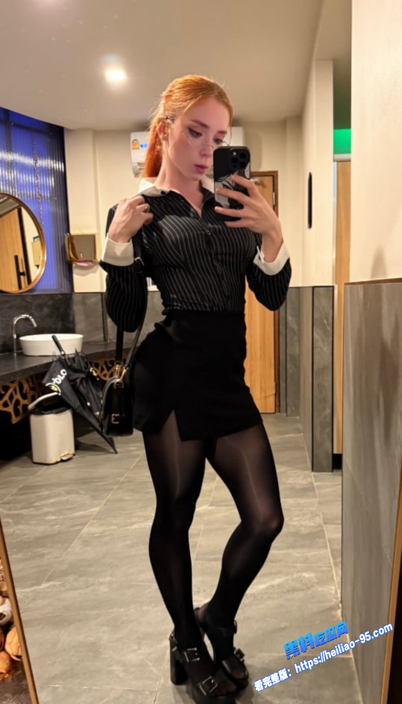 推特福利姬漂亮甜心狐狸SweetieFox身材丰满大肥臀深喉吃鸡要求男伴内射粉穴1