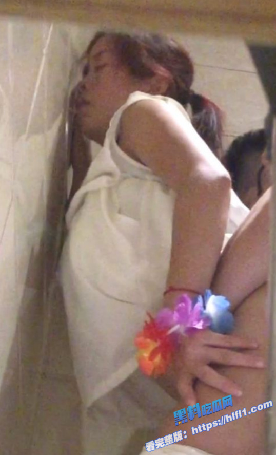 高清厕所偷拍！暗中偷拍酒吧狗男女厕所做爱 外面酒店DJ超嗨 厕所偷操做爱！图1