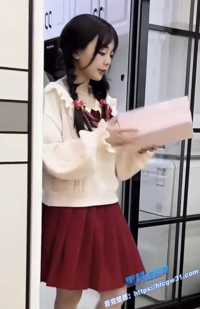清纯可爱双马尾萝莉 在家自慰被哥哥发现 直接撩起裙子就干 被操到直翻白眼!4 清纯可爱双马尾萝莉 在家自慰被哥哥发现 直接撩起裙子就干 被操到直翻白眼!4