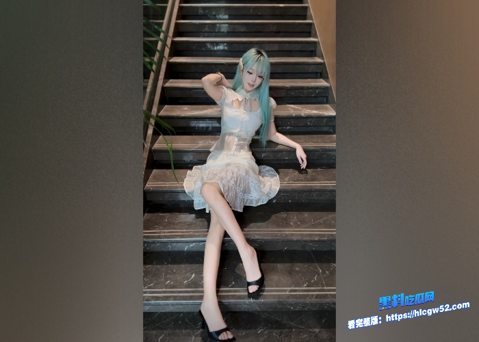 抖音70w网红芃芃大人，自拍红绿灯第一视角止存和调教男奴视频流出，恋足癖m男们有福气了图2.jpg