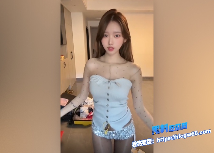 快手超高颜值百万网红胡逗逗榜一大哥定制大尺度视频流出完美的极品身材这腿能要我命了抱起来干肯定很爽 图2
