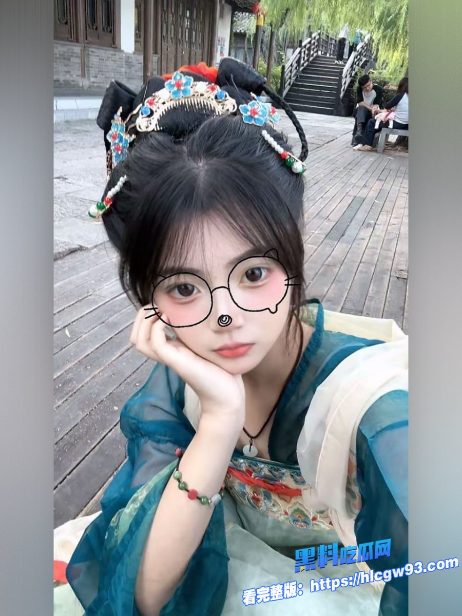 国风美少女汉服和男友直播下海视频流出 5 国风美少女汉服和男友直播下海视频流出 5