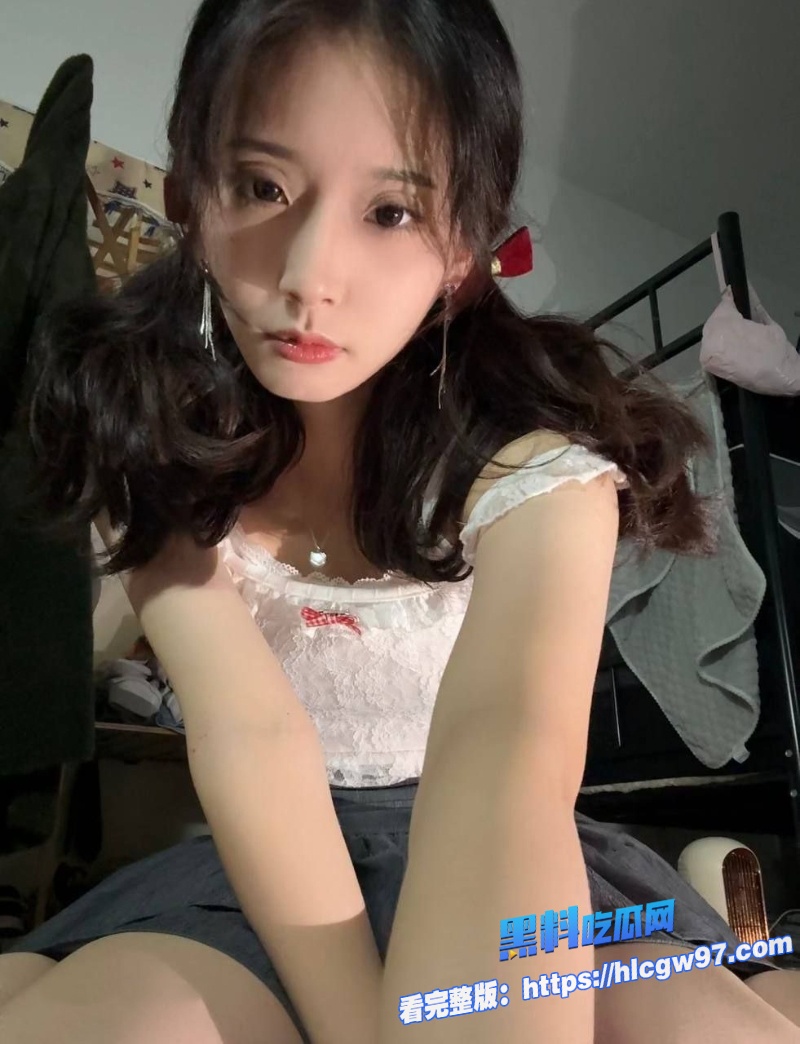 高颜值眼镜反差婊粉嫩小穴谁看了都想舔 2 高颜值眼镜反差婊粉嫩小穴谁看了都想舔 2