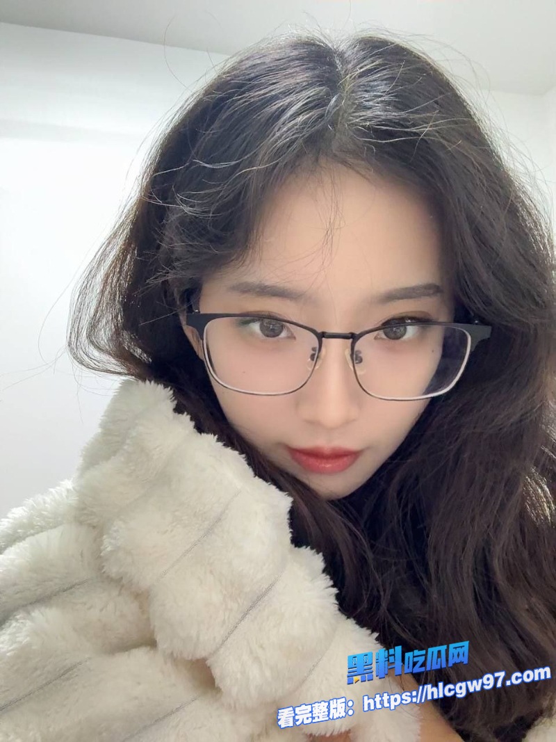 高颜值眼镜反差婊粉嫩小穴谁看了都想舔 3 高颜值眼镜反差婊粉嫩小穴谁看了都想舔 3