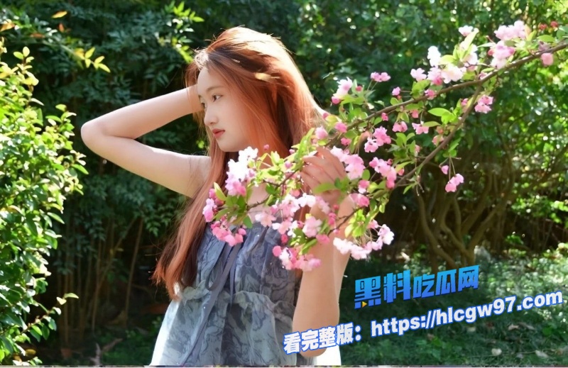 高颜值眼镜反差婊粉嫩小穴谁看了都想舔 4 高颜值眼镜反差婊粉嫩小穴谁看了都想舔 4