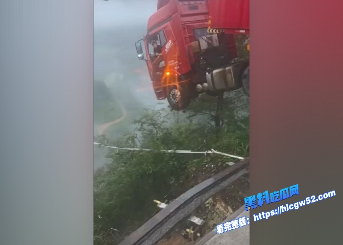 厦蓉高速(贵州三都段千秋大桥发生部分坍塌货车司机直接悬挂悬崖死里逃生 图4 厦蓉高速(贵州三都段千秋大桥发生部分坍塌货车司机直接悬挂悬崖死里逃生 图4